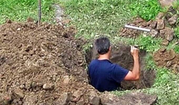 A man started digging holes in the backyard – when the neighbors noticed what he was up too, they called the police immediately