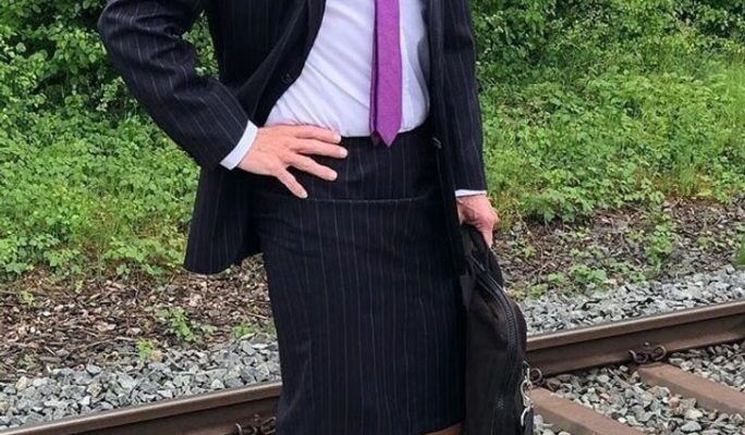 This straight happily married man loves to wear heels and skirts in his everyday wardrobe