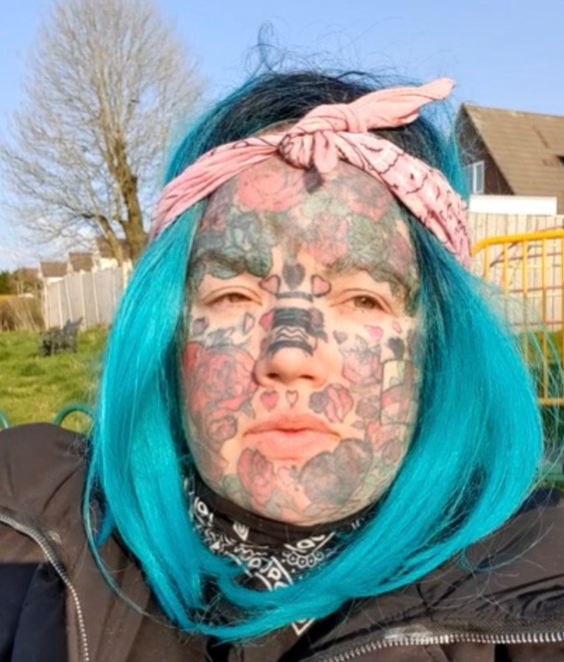 Mom With Over 800 Tattoos Called A Freak – Struggles To Secure Job As Businesses Won’t Hire Her