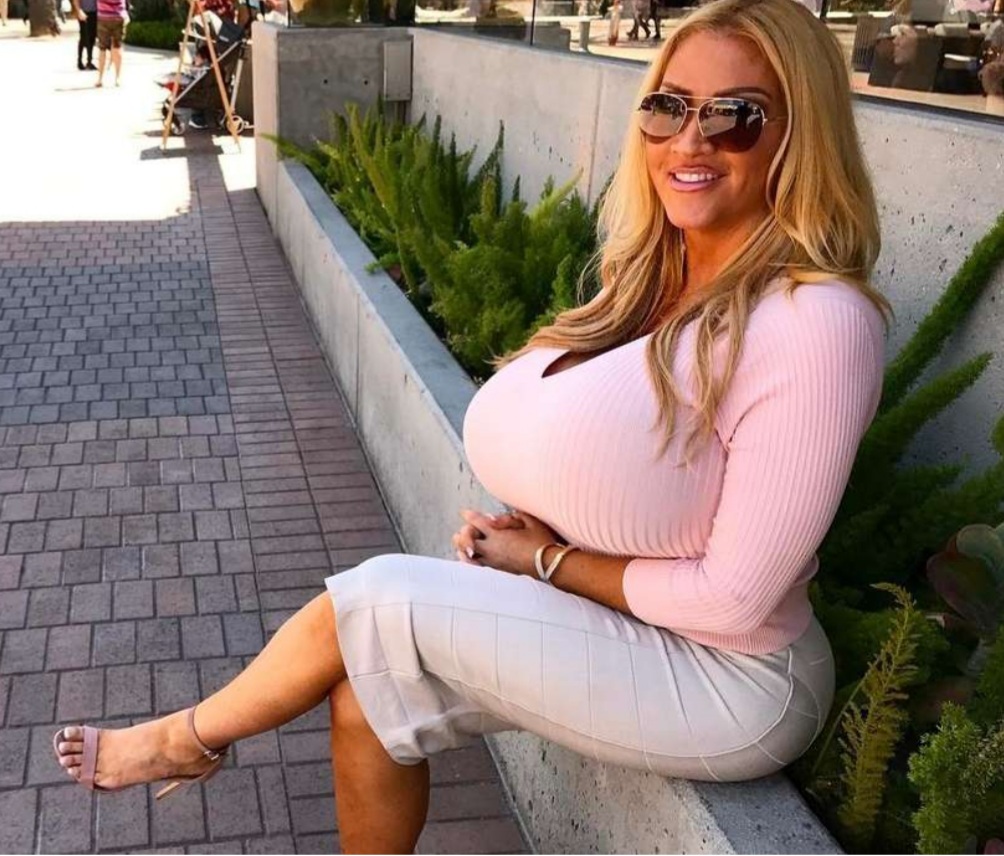Model with the most non-standard forms: how this woman looked before plastic surgery